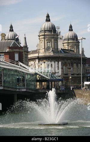 Stadt von Kingston upon Hull, England. Die Fürsten Quay Einkaufszentrum mit dem Turm des Schifffahrtsmuseums im Hintergrund. Stockfoto