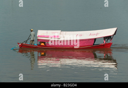 Ein Wassertaxi oder Tambang am Fluss in Kuching Sarawak Malaysia Stockfoto