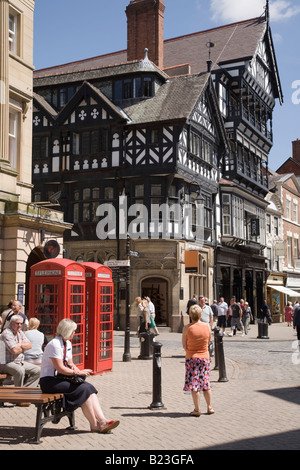 Shopper in Eastgate Street Fußgängerzone im Stadtzentrum. Chester Cheshire England Großbritannien Großbritannien Stockfoto