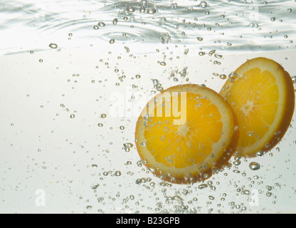 Scheiben von Orangen in Wasser Stockfoto