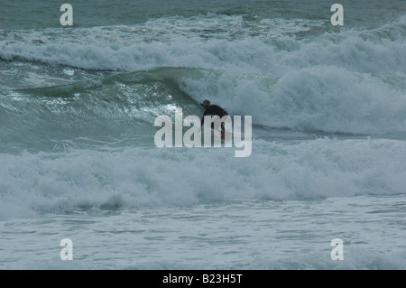 Surfer am Kalim Beach, nördlich von Patong, Phuket, thailand Stockfoto