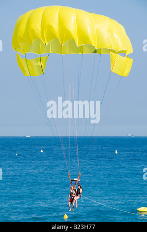 ein paar parasailing, Anges Bay, Nizza, Frankreich Stockfoto