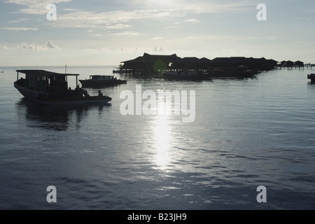 Silhouette eines Resorts auf Pfählen in der Nähe der Strand auf Pulau Mabul in der Nähe von Semporna und Pulau Sipadan Sabah Malaysia Stockfoto