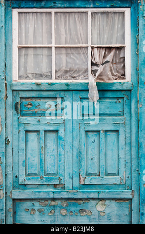 Gardinen und zerbrochene Fenster auf alten Haus in Spanien Stockfoto