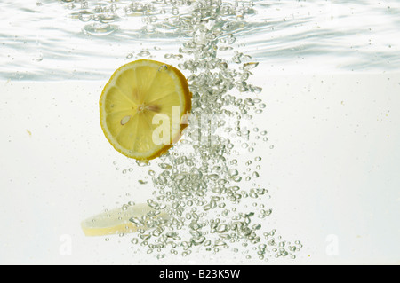 Scheibe der Zitrone in Wasser Stockfoto