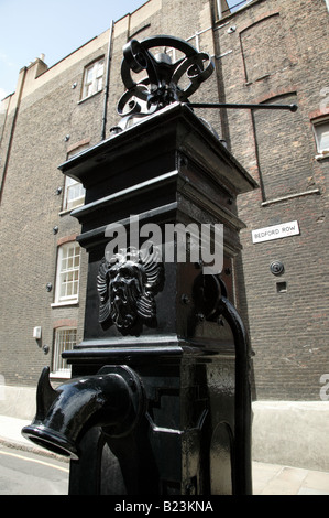 Nahaufnahme einer alten Gusseisen-Wasserpumpe in Bedford Row, Holborn Stockfoto