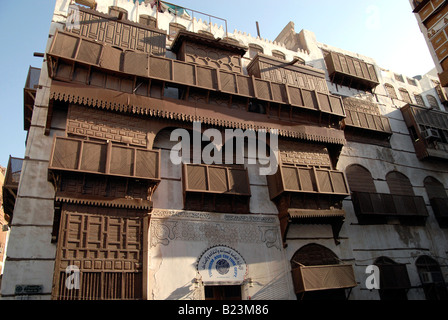 Alten Kaufleute Häuser mit traditionellen hölzernen Fensterläden in alten Jeddah, Saudi-Arabien Stockfoto