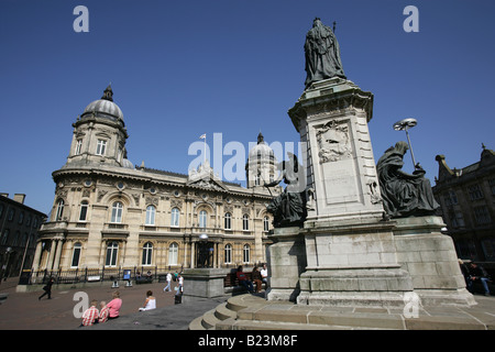Stadt von Kingston upon Hull, England. Die Statue der Königin Victoria mit dem Rumpf Maritime Museum im Hintergrund. Stockfoto