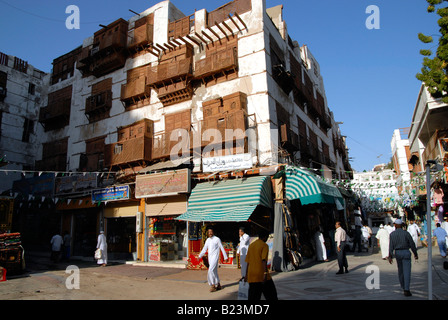 Alte Häuser der Kaufleute mit traditionellen hölzernen Fensterläden in alten Jeddah Saudi Arabien Stockfoto