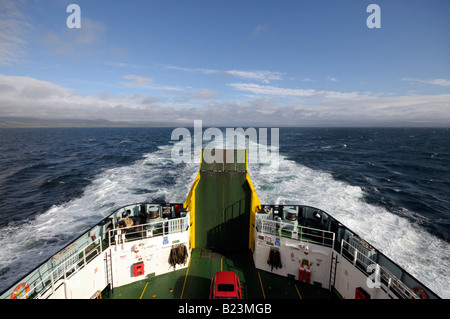 Blick von der Rückseite oder Heck eine Autofähre auf hoher See Stockfoto