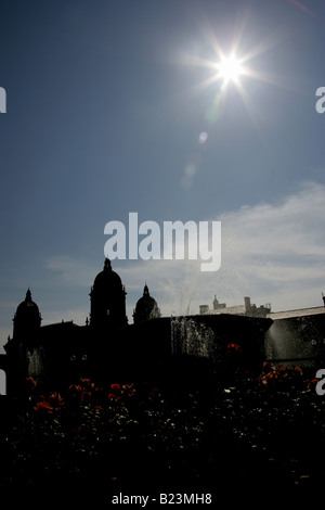 Stadt von Kingston upon Hull, England. Silhouette Blick auf den Wasserbrunnen in Hull Königin Gärten. Stockfoto