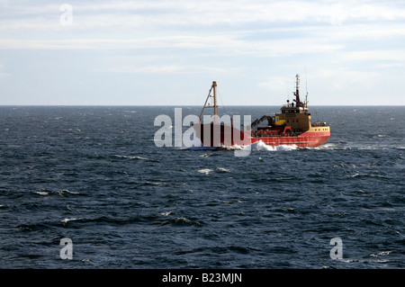 Kleines Frachtschiff auf hoher See Stockfoto
