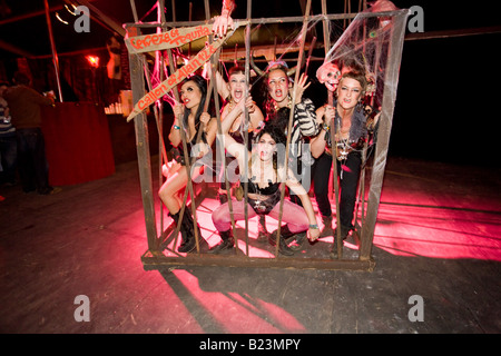 Ruby Blues und ihre Truppe der Vampir Pol-Tänzer auf dem Drag Strip. Papierkorb Stadt Glastonbury Festival 2008 Stockfoto