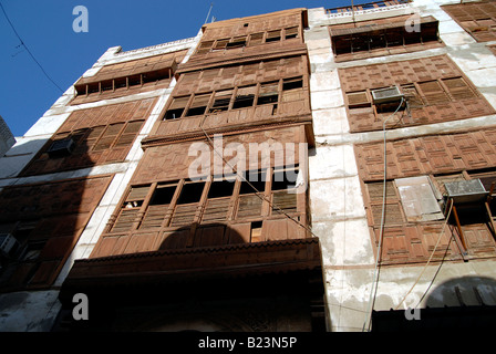 Alten Kaufleute Häuser mit traditionellen hölzernen Fensterläden in alten Jeddah, Saudi-Arabien Stockfoto