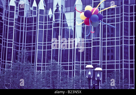 PPG Gebäude mit bunten Ballons, Pittsburgh, PA. Stockfoto