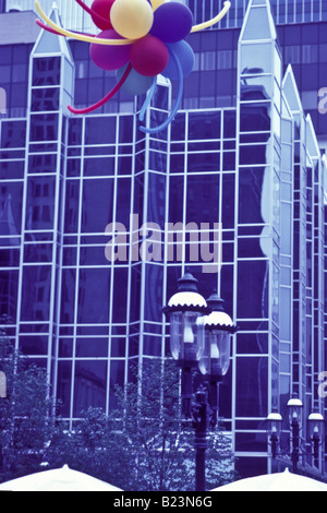 PPG Gebäude mit bunten Ballons, Pittsburgh, PA. Stockfoto