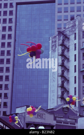 PPG Platz PPG Gebäude mit bunten Ballons, Pittsburgh, PA. Stockfoto