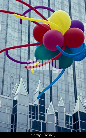 PPG Gebäude mit bunten Ballons, Pittsburgh, PA. Stockfoto