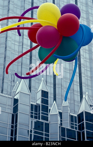 PPG Gebäude mit bunten Ballons, Pittsburgh, PA. Stockfoto