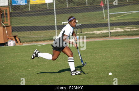 High School Mädchen spielen fangen Sie hockey Stockfoto