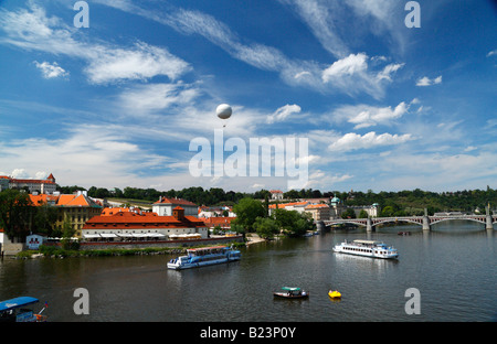 Einen herrlichen Blick auf die Moldau von der Karlsbrücke in Prag mit Booten blauen Himmel Wolken und fliegenden Ballon Stockfoto