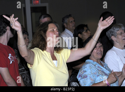 Frau verehren Gott während eines Gottesdienstes am Trinity Assembly Of God in Lahnam, Md Stockfoto