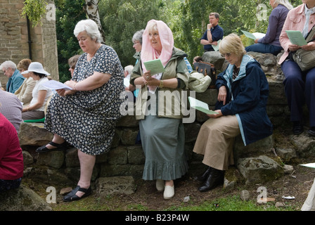 Katholiken aus Großbritannien besuchen die Padley Chapel, die jährliche römisch-katholische Pilgerreise von Padley Martyrs. Padley, Grindleford Derbyshire UK 2008 HOMER SYKES Stockfoto