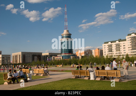 Die Menschen sitzen und schlendern auf dem Nurzhol Boulevard, dem „Radiant Path“ neben dem Einkaufszentrum Astanalyk in nur-Sultan, heute Astana, der Hauptstadt Kasachstans Stockfoto