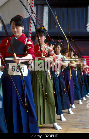 Frauen tragen Kimono schießen Pfeile im Toshiya Bogenschießen Wettbewerb in Sanjusangendo-Tempel in Kyoto im neuen Jahr Stockfoto