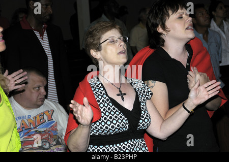 Frauen, die Anbetung Gottes in einem Gottesdienst am Trinity Assembly Of God in Lahnam, Md Stockfoto