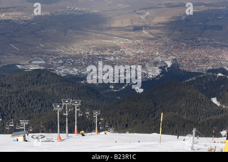 Ansicht der Stadt Bansko und Bansko Ski Resort im Nationalpark Pirin Gebirge, Bulgarien. Stockfoto