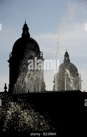 Stadt von Kingston upon Hull, England. Silhouette Blick auf den Wasserbrunnen in Hull Königin Gärten. Stockfoto