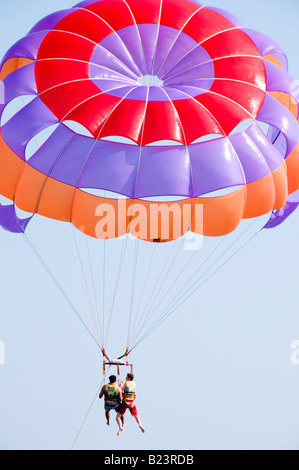 zwei Personen parasailing, Anges Bay, Nizza, Frankreich Stockfoto