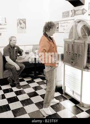 Kaukasische paar 55 bis 60 auf Soda Shop Display an der Route 66 Museum Clinton OK USA Stockfoto