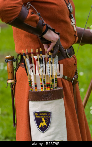 Frau Bogenschützen mit Pfeilen im Köcher an Skenfrith mittelalterlichen Spaß Tag Monmouthshire Wales UK EU Stockfoto