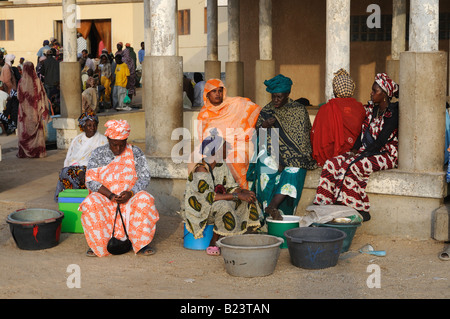 Frauen verkaufen ihre Fische in den Fischmarkt von Mauretanien Nouakchott West-Afrika Stockfoto