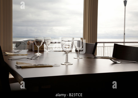 Leere Tabelle Einstellung in West Quay Restaurant am Bournemouth Pier, England, UK. Stockfoto