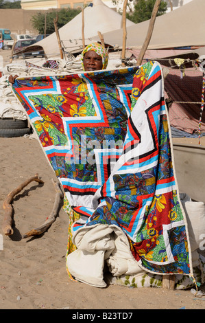 Frau verkaufen Stoffe auf dem Markt Zelt von Mauretanien Nouakchott West-Afrika Stockfoto