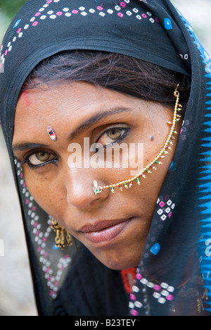 Portrait einer schönen, traditionell gekleideten indischen Frau aus der Thar-Wüste in Rajasthan (Indien) Stockfoto