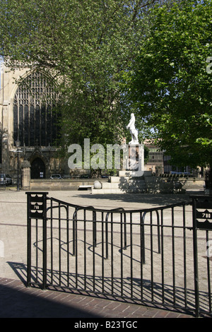 Stadt von Kingston upon Hull, England. Marktplatz mit Statue des Dichters Andrew Marvell und Gemeinde-Kirche der Heiligen Dreifaltigkeit. Stockfoto