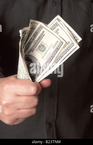 Concept Art Bild Hand voll Dollar ballte die Hand, die Dollar-Scheine Stockfoto