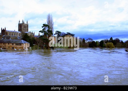 Hereford Kathedrale mit Blick auf den überfluteten Fluss Wye Stockfoto