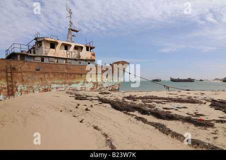 Schiff Wracks Rostbildung an den Ufern des Strand von Nouadhibou, einer der größten Schiff Wrack Friedhöfe weltweit westlichen Afrika M Stockfoto