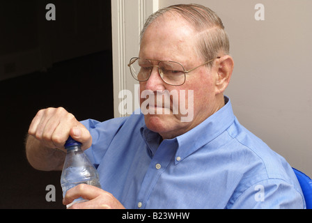 Flaschenwasser öffnen möchten Stockfoto