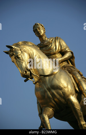 Stadt von Kingston upon Hull, England. Gold blätterte Reiterstandbild von König William IV befindet sich am Marktplatz von Hull. Stockfoto