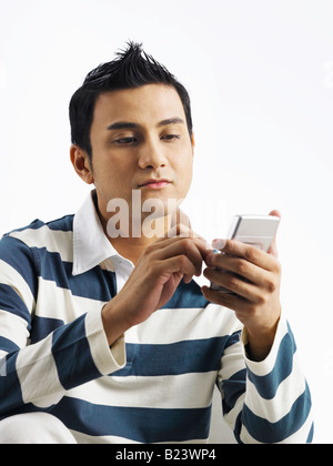 Mann mit Handy senden Stockfoto