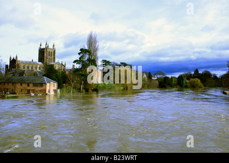 Hereford Kathedrale mit Blick auf den überfluteten Fluss Wye Stockfoto