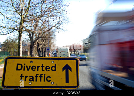 gelbe und schwarze Verkehrsschild zeigt eine Route für den umgeleiteten Verkehr, LKW, in Twickenham, England vorbei Stockfoto