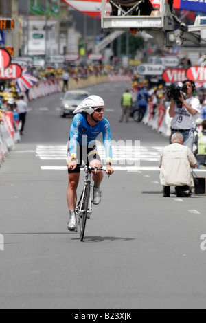 Britischer Radrennfahrer Mark Cavendish des Radteams Columbia an der Ziellinie in 2008 Tour De France Zeitfahren in Cholet Stockfoto