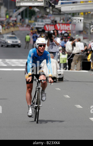 Britischer Radrennfahrer Mark Cavendish des Radteams Columbia an der Ziellinie in 2008 Tour De France Zeitfahren in Cholet Stockfoto